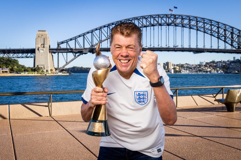 Steve McClaren Doppelgänger Makes Appearance in Australia to Support the Lionesses, Continuing Tradition of Attending Men’s Tournaments